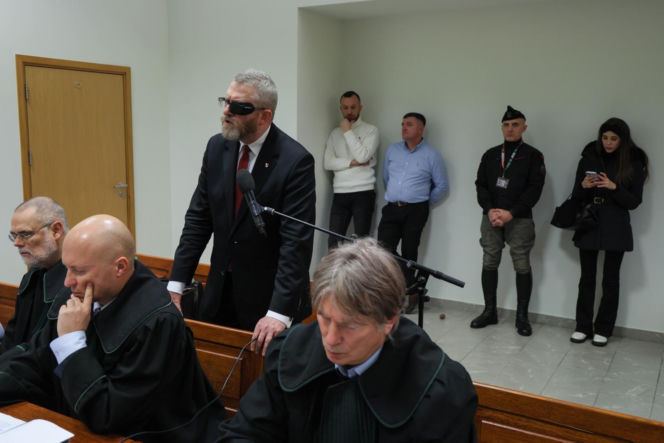 Europoseł Grzegorz Braun (C) na sali Sądu Rejonowego dla Warszawy-Pragi Południe