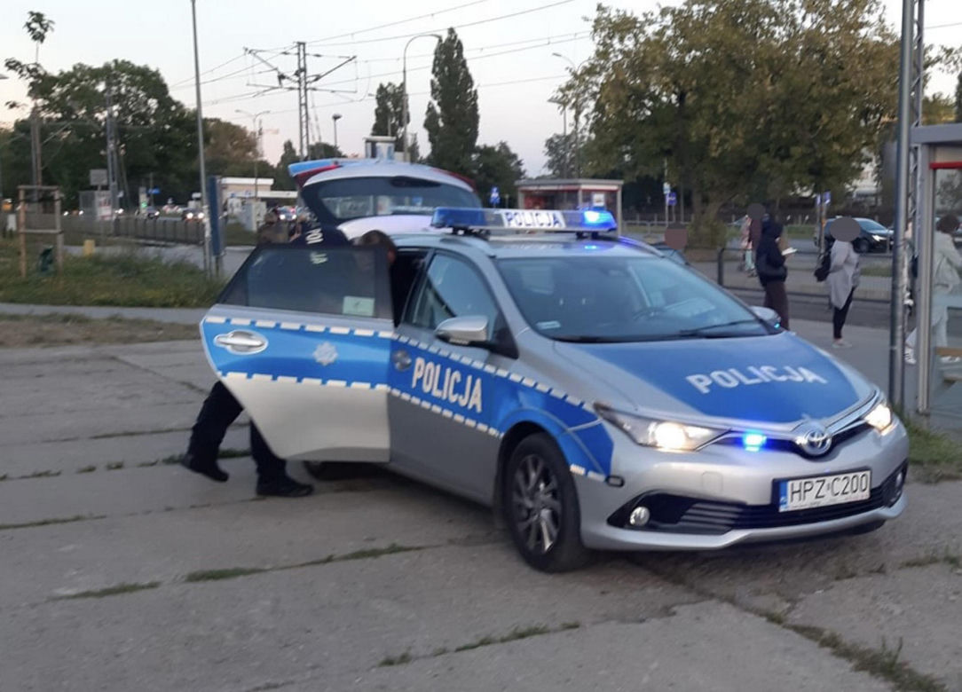 Śmierć na przystanku. 80-latek padł na ziemię, nie żyje