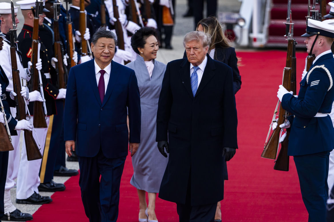 Przywódca Chin przyleciał do USA. Też przeszedł po czerwonym dywanie