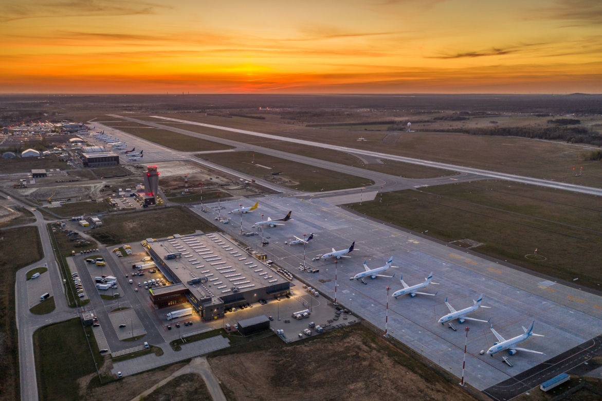 Samoloty nie latają, ale lotnisko Katowice Airport cały czas pracuje. Sznur uziemionych maszyn na płycie lotniska robi wrażenie. Zobaczcie [ZDJĘCIA]