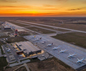 Samoloty nie latają, ale lotnisko Katowice Airport cały czas pracuje. Sznur uziemionych maszyn na płycie lotniska robi wrażenie. Zobaczcie [ZDJĘCIA]