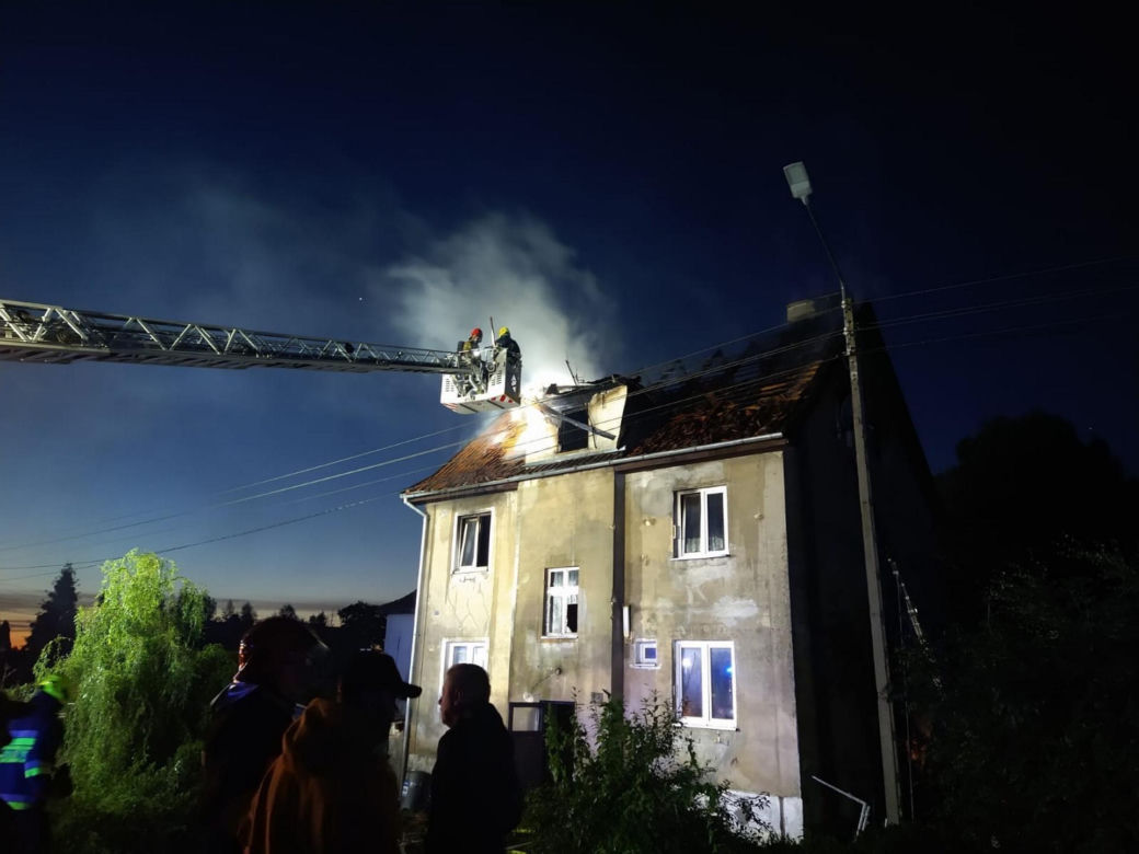 Pożar mieszkania, matka z dziećmi wyskoczyła z okna przed ogniem