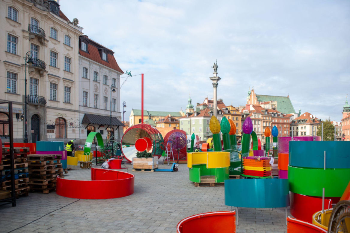 Montaż świątecznej iluminacji w Warszawie