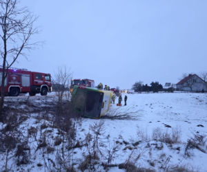 Gołoledź paraliżuje drogi w Bydgoszczy i regionie! Autobus wypadł z drogi [ZDJĘCIA]
