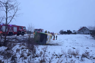 Gołoledź paraliżuje drogi w Bydgoszczy i regionie! Autobus wypadł z drogi [ZDJĘCIA]