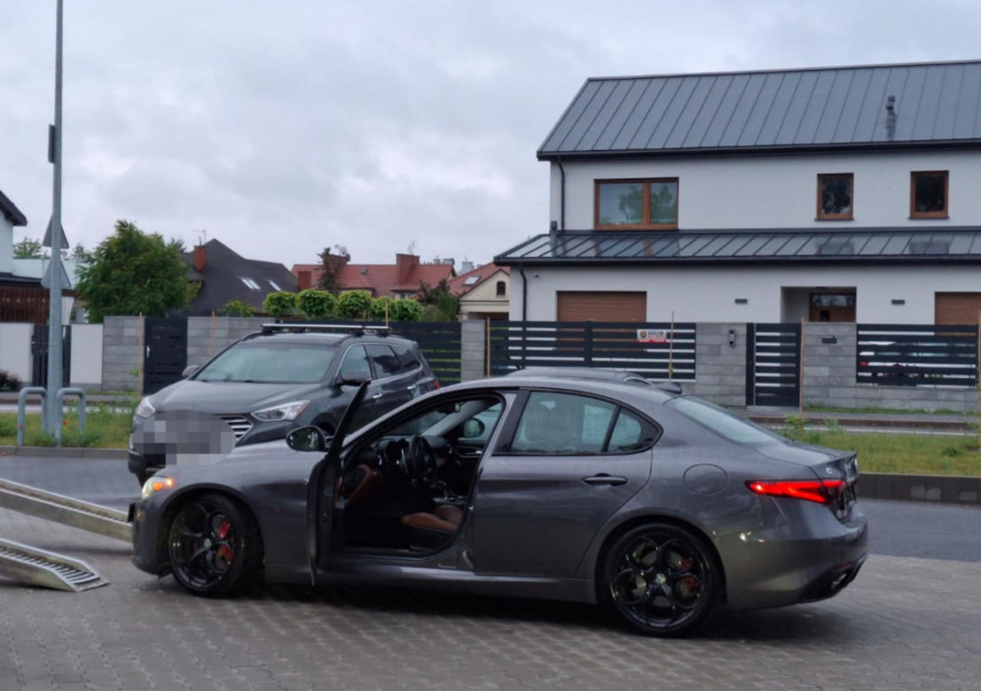 „Kobra” gryzie złodziei. Byli poszukiwani. 29-latek i 34-latek wpadli, gdy wysiedli z kradzionego Alfa Romeo