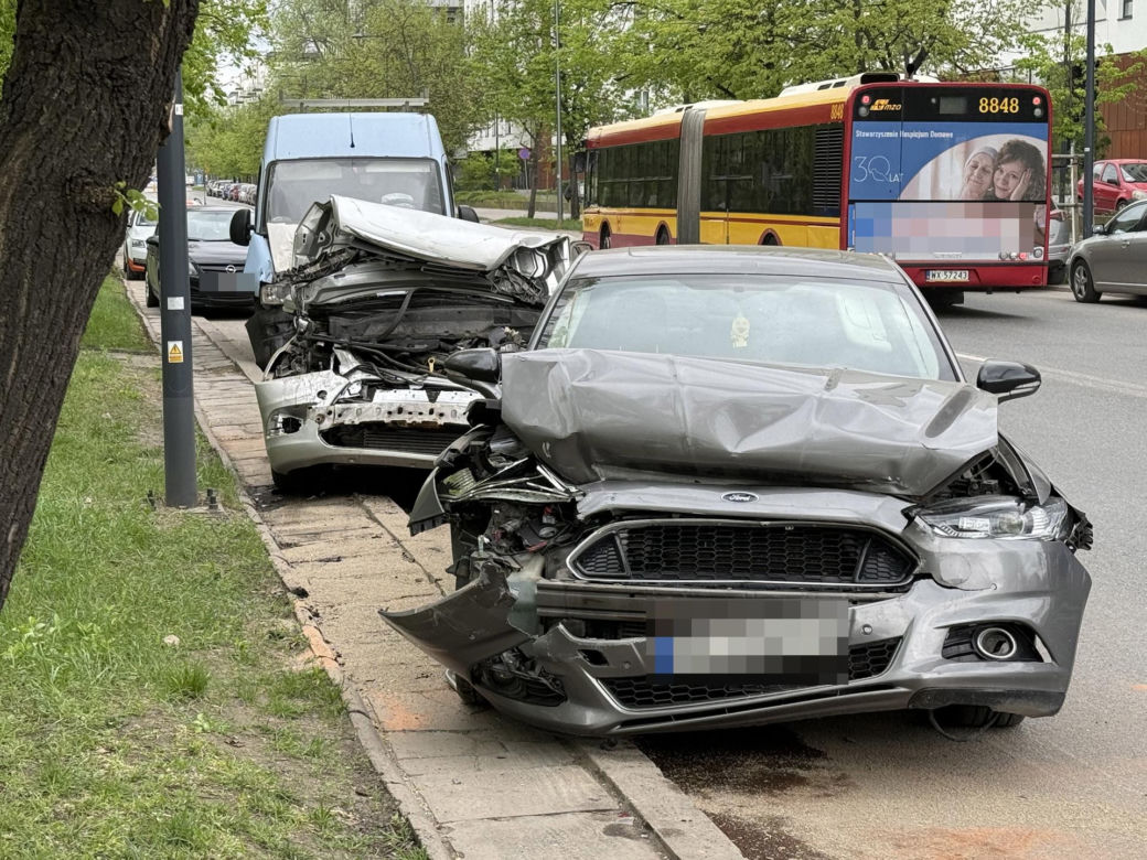 Drogowe domino w Warszawie. Dziewięć aut rozbitych. Kierowca zasnął za kierownicą?