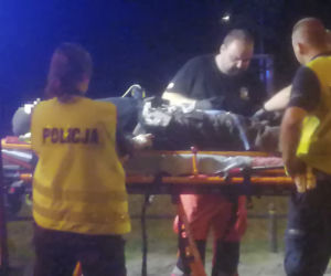 Policjant na noszach. Motocykl w rozsypce. Szokująca nocna akcja mundurowych!