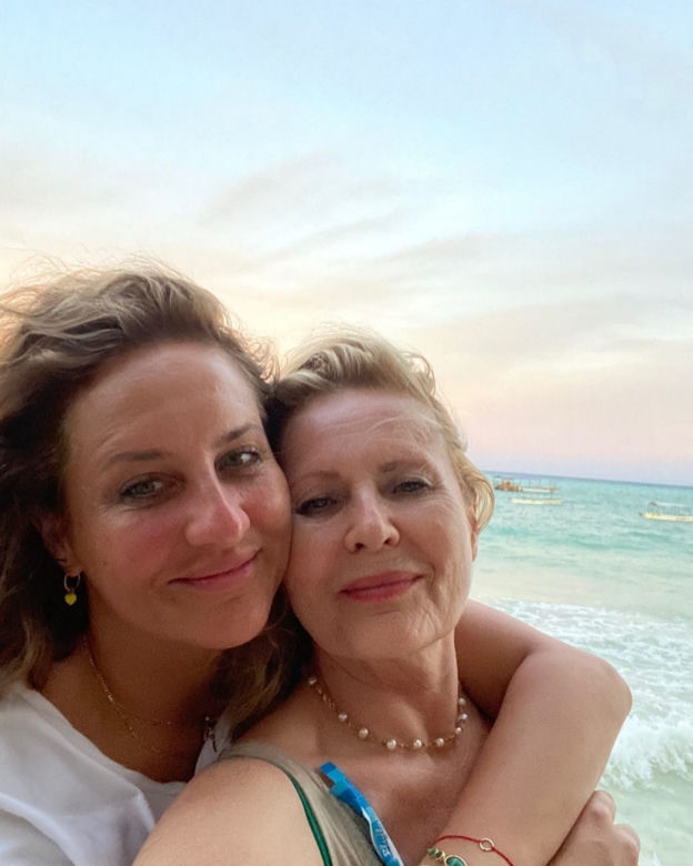 Grażyna Szapołowska na spacerze z rodziną