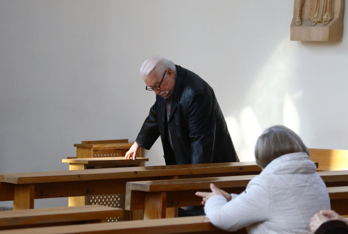 Lech Wałęsa daje pieniądze pod kościołem