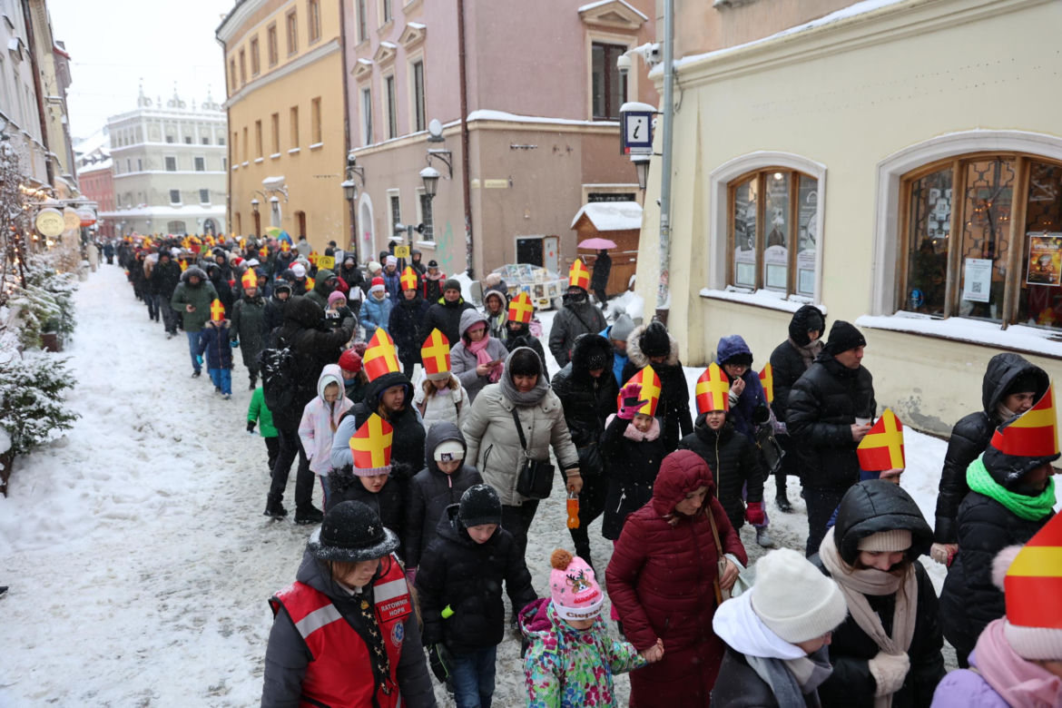 Orszak Świętego Mikołaja 2023 przeszedł przez Lublin. Było śnieżnie i radośnie! 