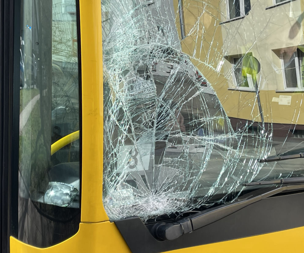 Koszmarny wypadek na Wiatracznej. Piesza wpadła pod miejski autobus