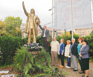 Kolejka do cudownego pomnika Tuska