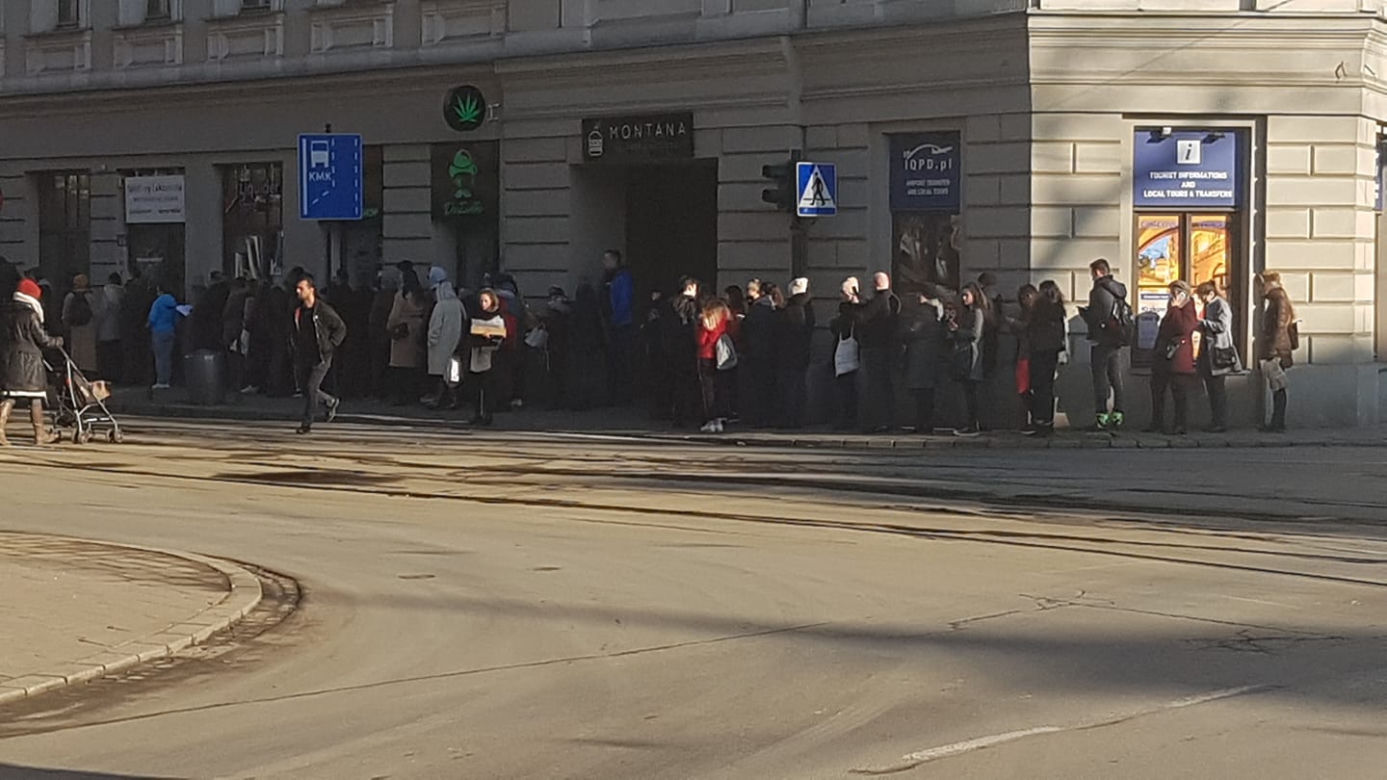 Kraków: Gigantyczne kolejki po pączki! [ZDJĘCIA INTERNAUTÓW]
