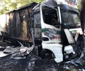 Koszmarny wypadek na trasie Toruń - Bydgoszcz. W Emilianowie płonął samochód, zmiażdżony przez ciężarówkę!