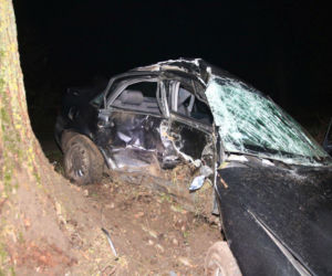 Straszny wypadek przerwał życie młodego kierowcy. 20-latek wypadł z drogi i rozbił się na drzewie!