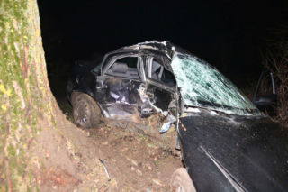 Straszny wypadek przerwał życie młodego kierowcy. 20-latek wypadł z drogi i rozbił się na drzewie!