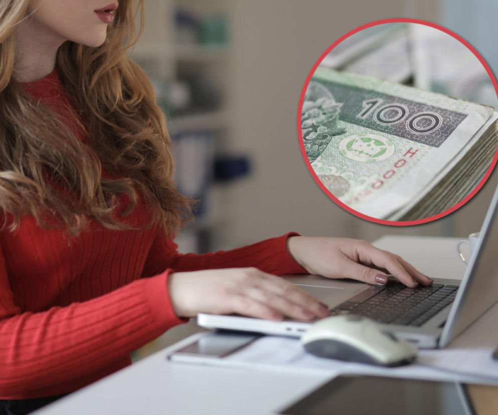 Kobieta przy laptopie, a na miniaturze plik banknotów 100 złotych. O wyroku dla księgowych przeczytasz na SE.