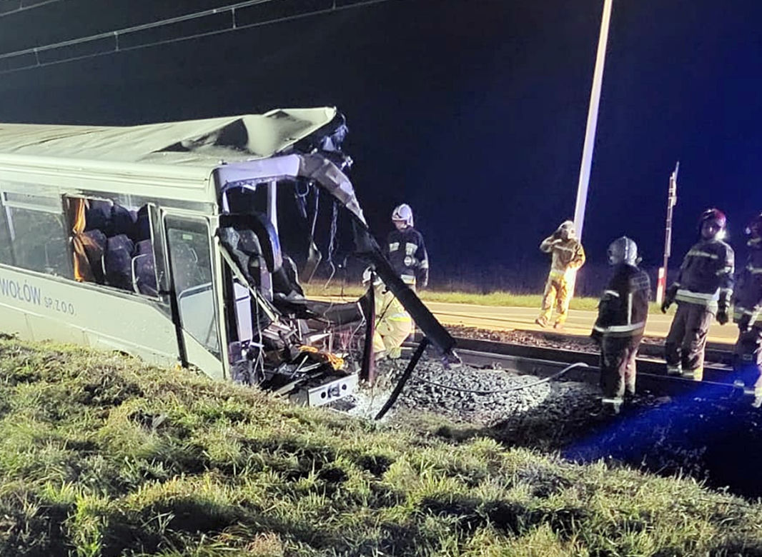 Ścinawa. Tragiczny wypadek autobusu na przejeździe kolejowym. Zginął kierowca