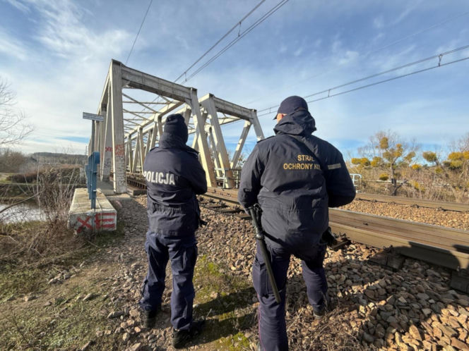 Działania policjantów z garnizonu stołecznego na torach i dworcach
