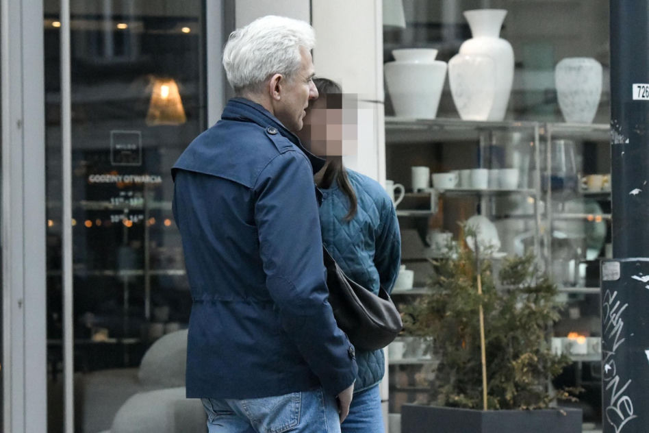 Hubert Urbanski całuje ukochaną