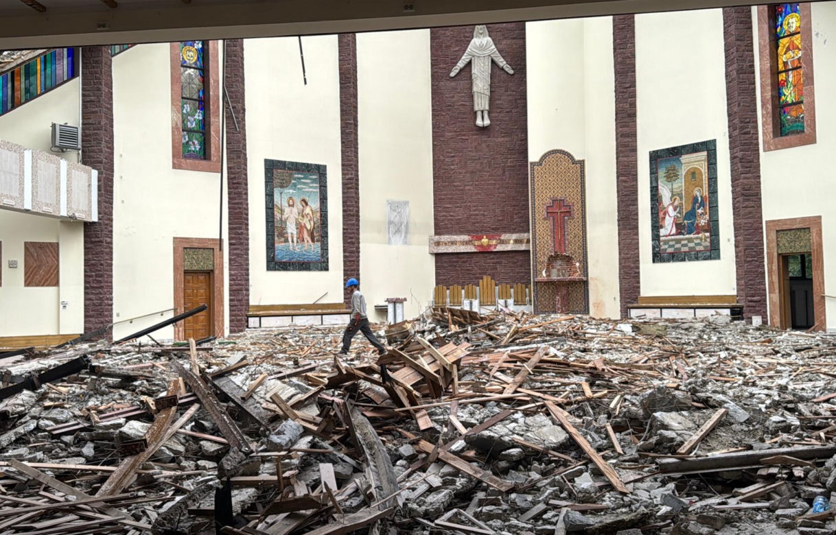 Potężny pożar strawił kościół. Pokruszony beton w miejscu ołtarza, dziura w ścianie w miejscu tabernakulum