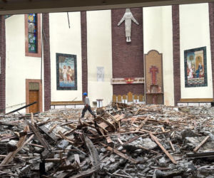Potężny pożar strawił kościół. Pokruszony beton w miejscu ołtarza, dziura w ścianie w miejscu tabernakulum