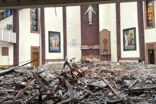 Potężny pożar strawił kościół. Pokruszony beton w miejscu ołtarza, dziura w ścianie w miejscu tabernakulum