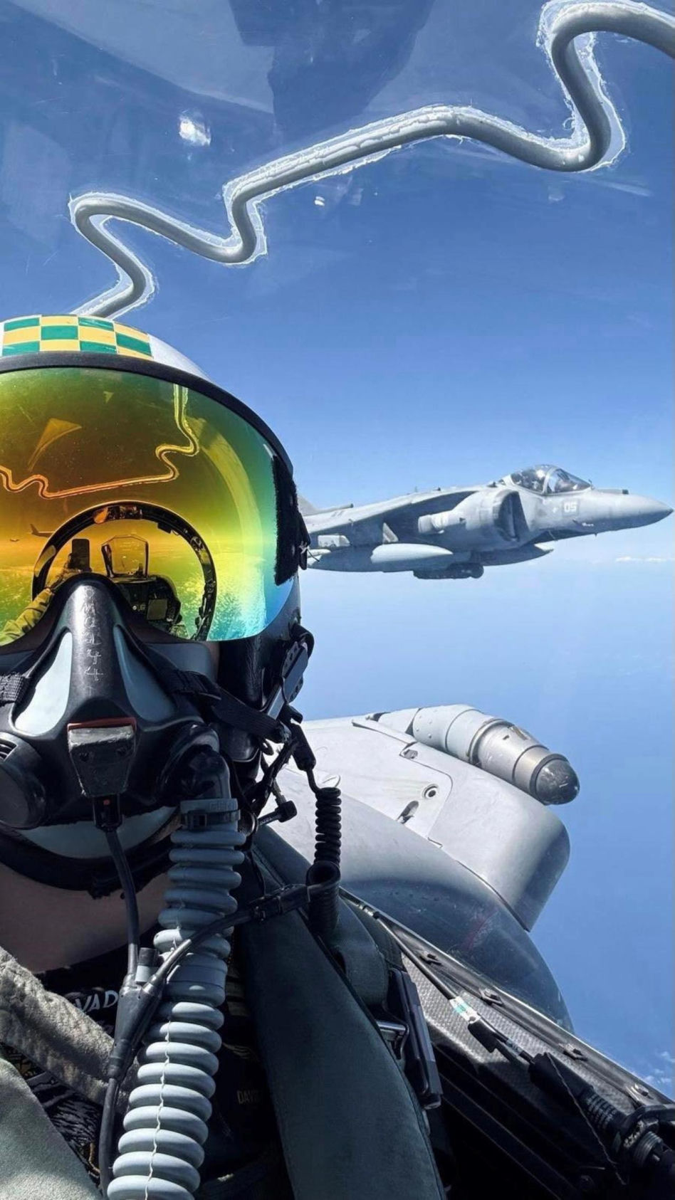 Włoskie samoloty AV-8B+ Harrier w locie