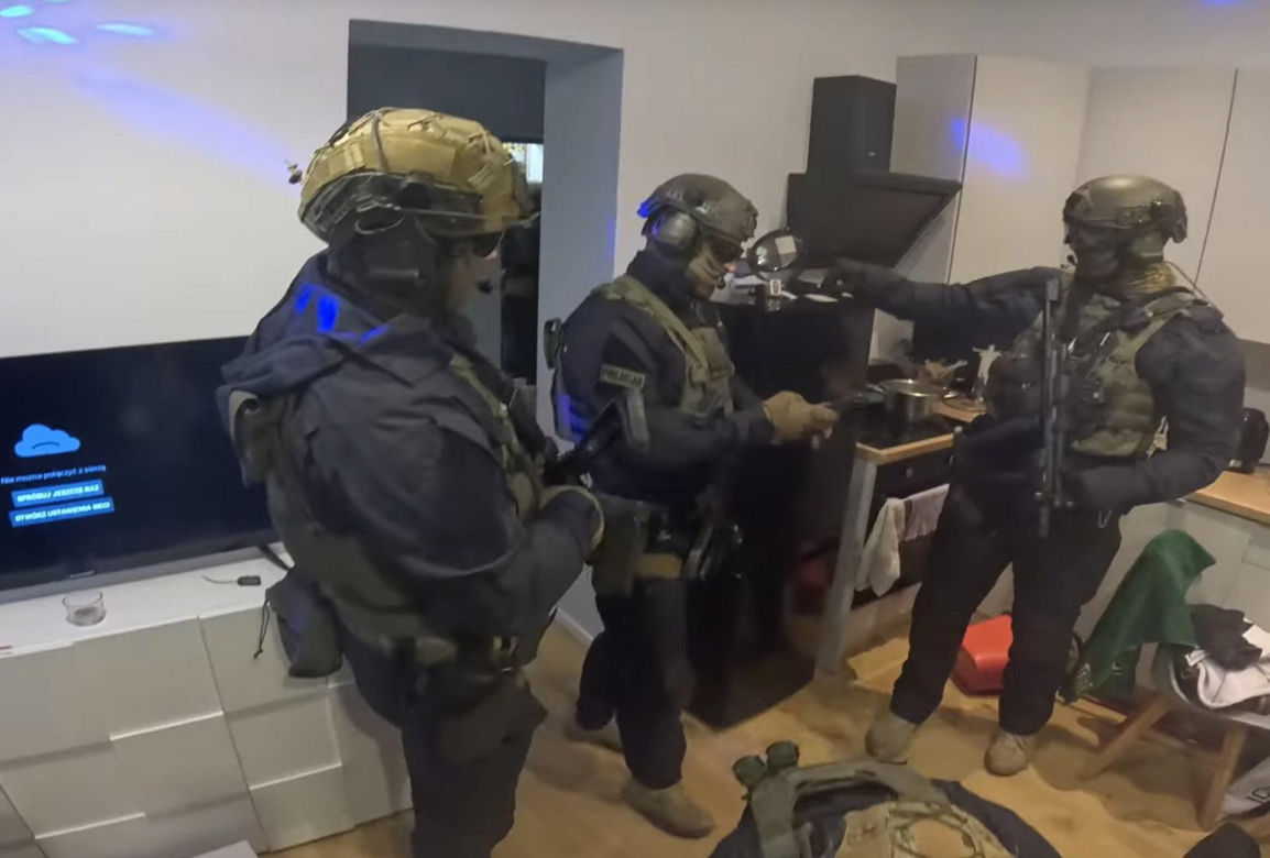 Strzelanina w Bydgoszczy, mężczyzna z raną brzucha. Policjanci weszli do sprawcy o 6.15! Jest NAGRANIE