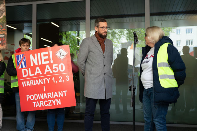 Dramat setek rodzin pod Warszawą! Nowa autostrada zburzy ich domy?! „Żyjemy na bombie”