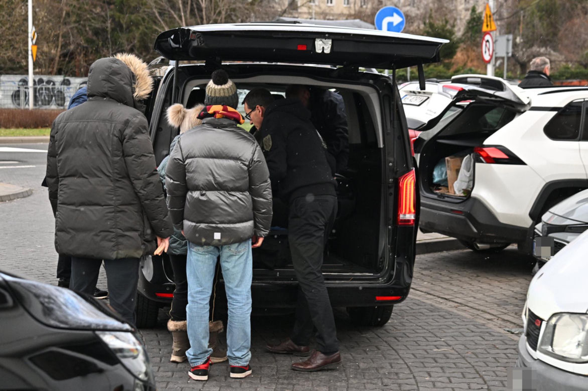 Morawiecki kupuje choinkę na święta