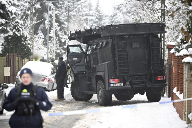 Makabra w Warszawie. Dwa ciała w mieszkaniu, nie oszczędził nawet psów. Nieoficjalnie: zabił rodziców