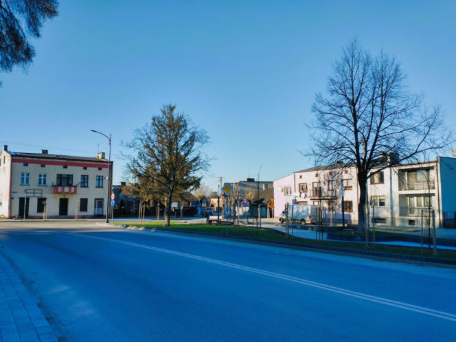 To najmłodsze miasto w województwie łódzkim. Zachwyca najpiękniejszym rynkiem w regionie