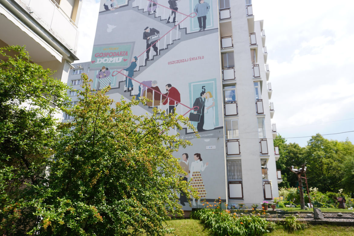 Mural serialowy na ścianie sąsiedniego budynku