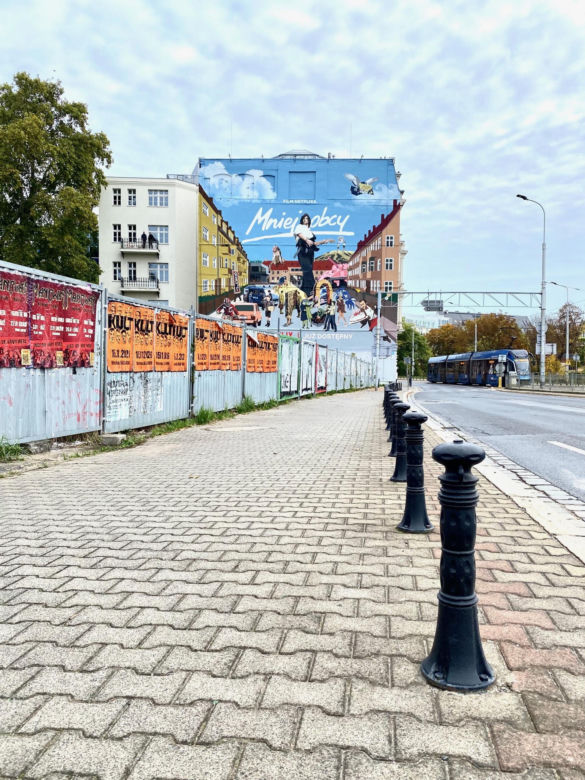 Wyjątkowy mural powstał we Wrocławiu! Wizualny hołd dla Jana Borysewicza z okazji sukcesu "Mniej obcego"