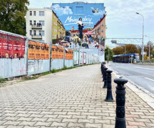 Wyjątkowy mural powstał we Wrocławiu! Wizualny hołd dla Jana Borysewicza z okazji sukcesu Mniej obcego