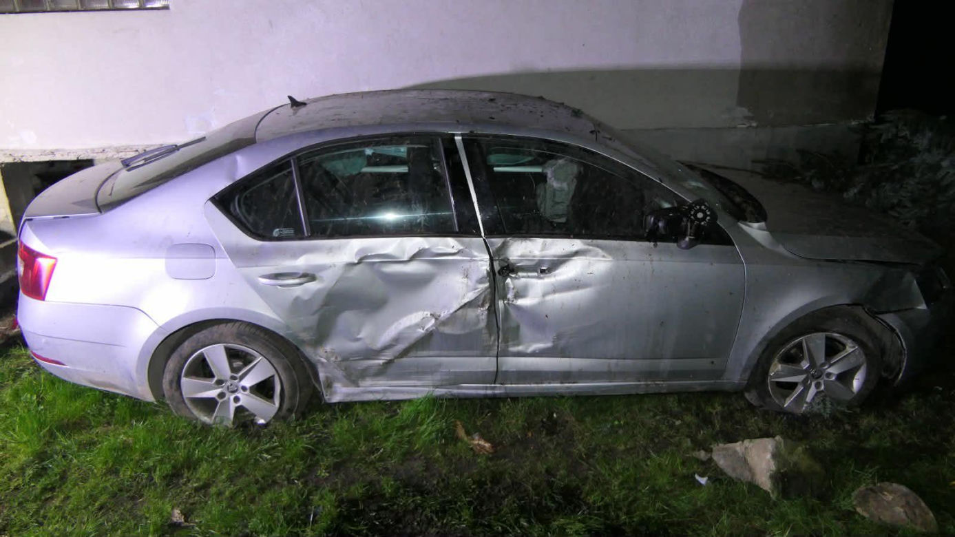 Pijacki rajd Skodą przez Starachowice. "Zmieniali się za kółkiem, tracili koła i uderzyli w dom"