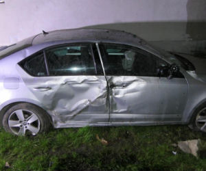 Pijacki rajd Skodą przez Starachowice. Zmieniali się za kółkiem, tracili koła i uderzyli w dom