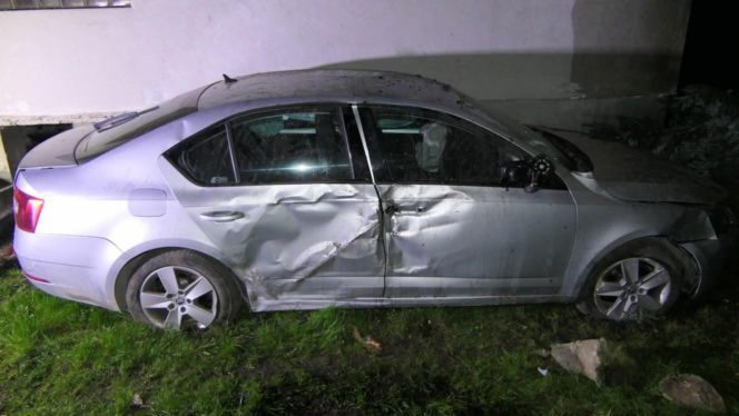 Pijacki rajd Skodą przez Starachowice. "Zmieniali się za kółkiem, tracili koła i uderzyli w dom"