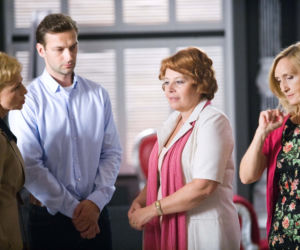 HOTEL 52, 6 sezon, odc. 72. Ksiądz Bartek (Marcin Stec) i jego parafianki: Marzena (Ewa Wencel), Anna (Lidia Bogaczówna), Krystyna ((Elżbieta Czerwińska)