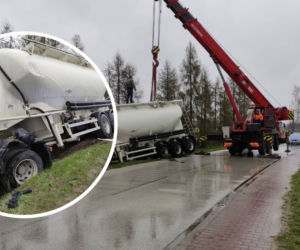 Groźna kolizja w Świciechowie. Do wyciągnięcia z rowu TIR-a potrzebny był ciężki sprzęt. Co tam się stało?