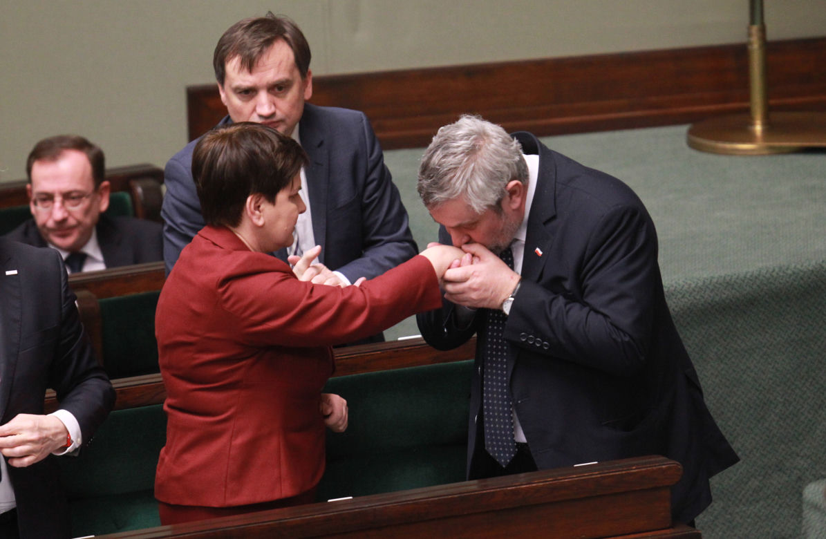 Elżbieta Witek i Beata Szydło. Polacy wskazali, która nadaje się na prezydenta 