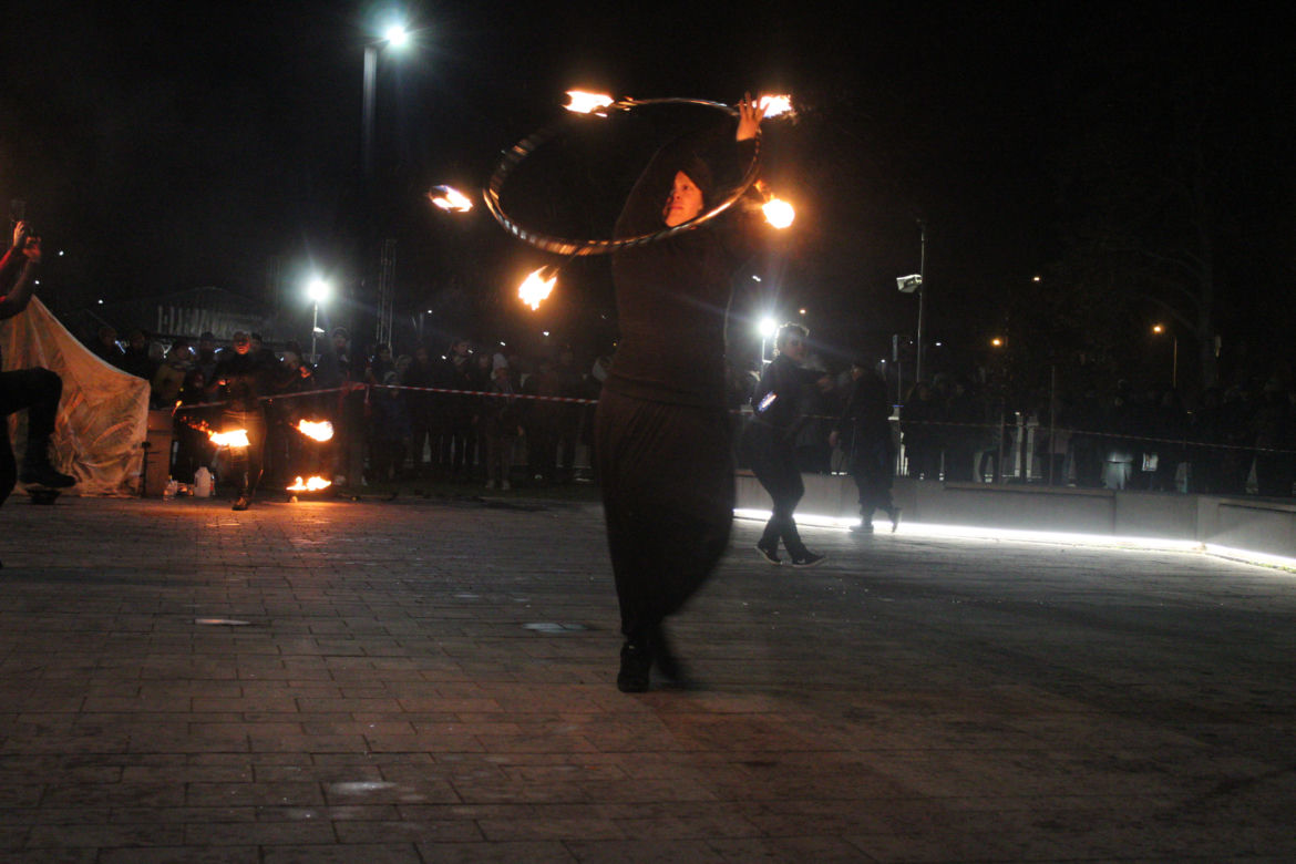 WOŚP 2023 w Krakowie: Fire Show w Nowej Hucie w wykonaniu grupy Spontan Fire