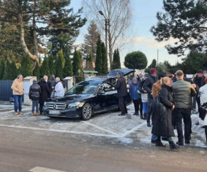 Pogrzeb ofiar wypadku pod Tarczynem. Anielka i Jaś spoczną z mamusią w jednym grobie