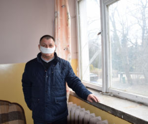 Nie chce się kąpać z obcymi kobietami pod prysznicem