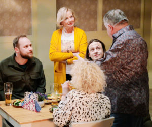 Na Wspólnej odc. 3282. Beata (Katarzyna Ptasińska), Paweł (Grzegorz Kwiecień), Emil (Piotr Ligienza), Maria (Bożena Dykiel), Włodek (Mieczysław Hryniewicz)