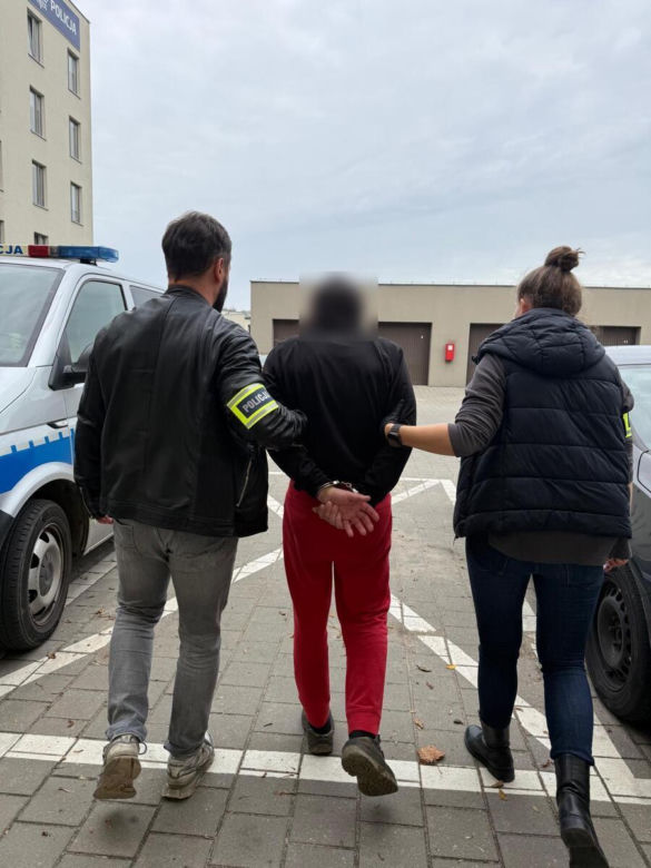 Przebrali się za policjantów i ruszyli na napad! Kajdanki, broń i groźby tortur