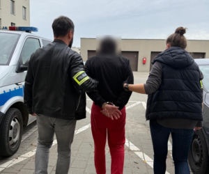 Przebrali się za policjantów i ruszyli na napad! Kajdanki, broń i groźby tortur