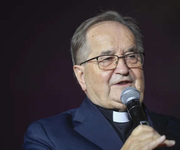 Agenci CBA weszli do imperium Tadeusza Rydzyka